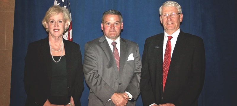 Kevin Murphy, center, was inducted in a ceremony led by Ohio Chief Justice Maureen O’Connor, left, and OSBF President Thomas Moushey.